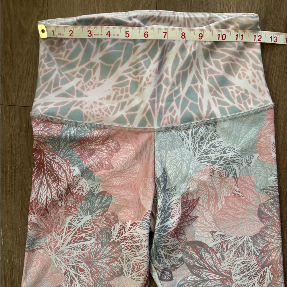 Onzie Pink and Gray Patterned High Rise Leggings, Size Small - Picture 4 of 8